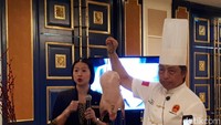Kunci utama membuat bebek Peking adalah mengeluarkan isi perut bebek hingga semuanya bersih. Bebek lalu dikembungkan dengan udara dan siap digantung selama sekitar 12 jam. Foto: detikfood