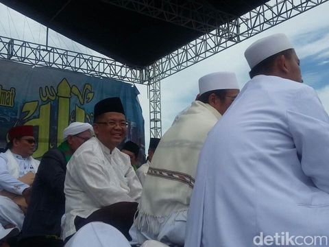 Sohibul Iman (berkopiah hitam) di panggung reuni 212