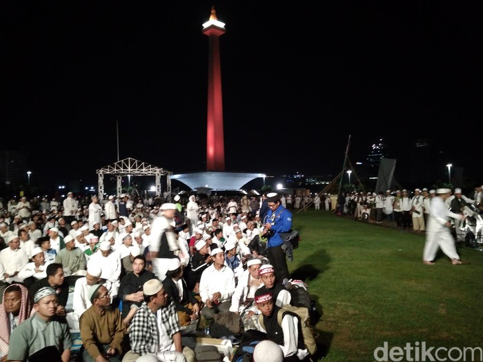 Massa Reuni 212 Kumpul di Monas, Dengarkan Lantunan Ayat Alquran