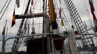 Kapal Dewa Ruci tampak megah dengan ratusan bendera negara-negara yang pernah disinggahinya yang menggantung di tali layar kapal.
