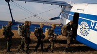 Para remaja yang masih sekolah, maupun yang sudah taman nantinya diajarkan dan dibentuk menjadi tentara. (Reuters/Eduard Korniyenko)