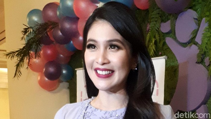 Intip Rumah Baru Empat Lantai Sandra Dewi, Yuk!