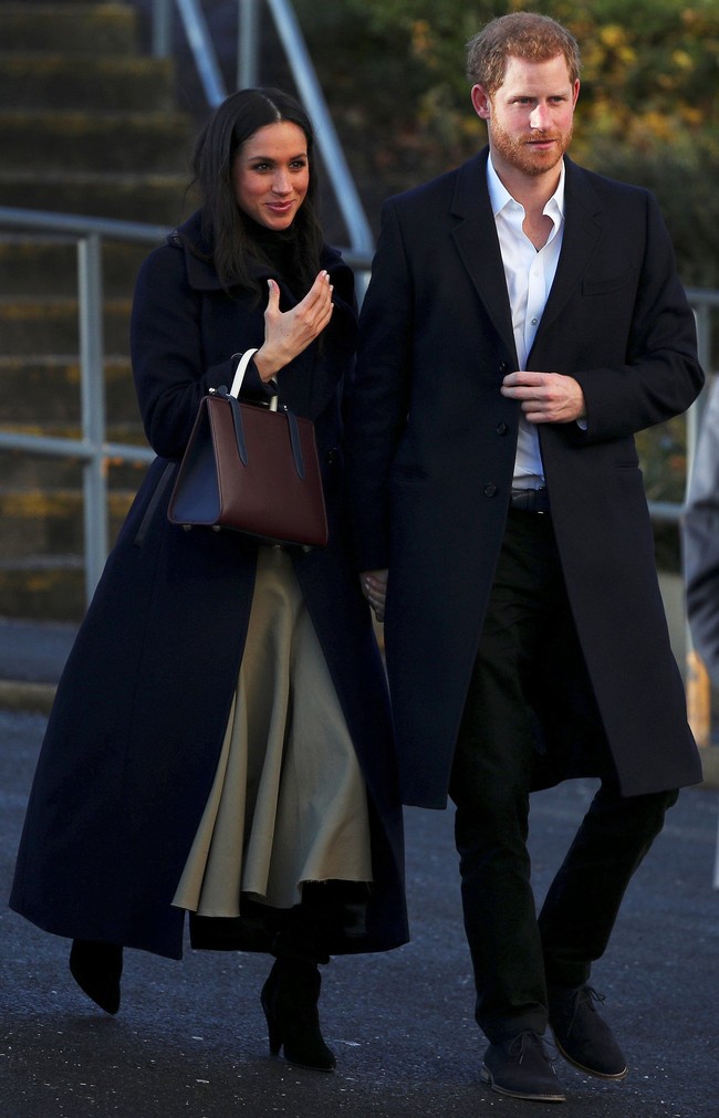 Meghan Markle yang dikenal sebagai bintang serial ‘Suits’ menyempurnakan gayanya dengan tote bag Strathbery. Kabarnya, tas seharga Rp 8,3 juta itu langsung ludes terjual di pasaran hanya dalam hitungan beberapa jam setelah Meghan memakainya.  Foto: Reuters