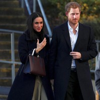 Meghan Markle yang dikenal sebagai bintang serial ‘Suits’ menyempurnakan gayanya dengan tote bag Strathbery. Kabarnya, tas seharga Rp 8,3 juta itu langsung ludes terjual di pasaran hanya dalam hitungan beberapa jam setelah Meghan memakainya.  Foto: Reuters