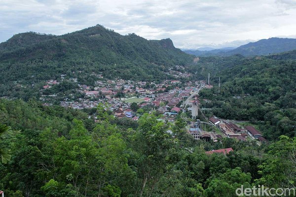 Panorama Kota Sawahlunto dari ketinggian saat sore. Tampak juga papan tulisan Sawahlunto yang berukuran besar di sisi kirinya (Randy/detikTravel) Panorama Kota Sawahlunto dari ketinggian saat sore. Tampak juga papan tulisan Sawahlunto yang berukuran besar di sisi kirinya (Randy/detikTravel)