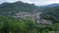 Panorama Kota Sawahlunto dari ketinggian saat sore. Tampak juga papan tulisan Sawahlunto yang berukuran besar di sisi kirinya (Randy/detikTravel)