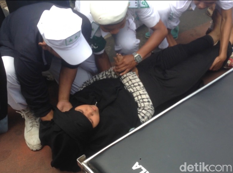 Reuni 212 Usai, Wanita Ini Pingsan di Dekat Patung Kuda Reuni 212 Usai, Wanita Ini Pingsan di Dekat Patung Kuda