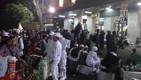 Para peserta reuni 212 ini rencananya akan menunaikan ibadah salat subuh berjemaah di Monas. Mereka juga akan mendengar tausiyah dari ulama yang akan datang (Kanavino/detikcom)