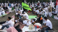 Bendera organisasi juga turut menghiasi Reuni 212. Foto: Indra Komara/detikcom