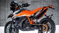 KTM memang sengaja memperkenalkan motor adventure ini untuk menjadi pesaing Triumph 800 yang telah meaih sukses dan akan mendapatkan beberapa perubahan pada 2018 mendatang. Foto: Pool (Motorcyclenews)