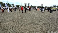 Massa meninggalkan kawasan Monas.