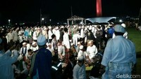 Massa reuni 212 berkumpul di Monas. Massa didominasi menggunakan pakaian koko berwarna putih. (Kanavino/detikcom)