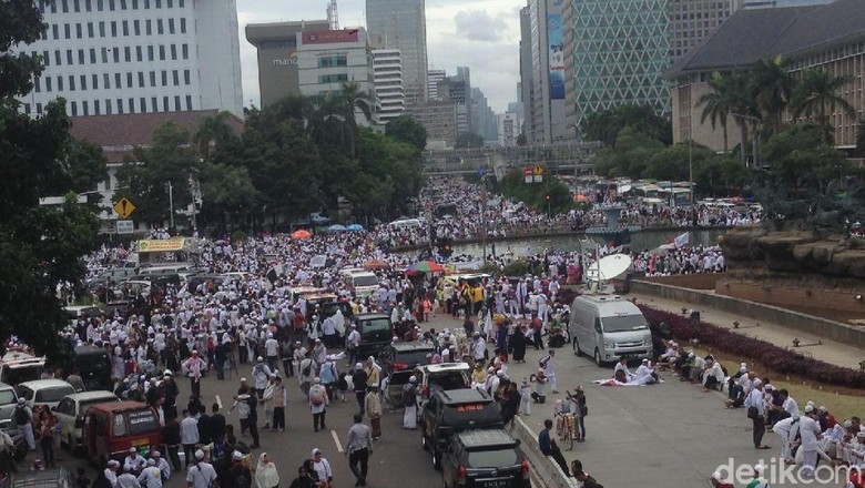 Mulai Keluar Area Monas, Massa Alumni 212 Padati Jalan MH Thamrin Mulai Keluar Area Monas, Massa Alumni 212 Padati Jalan MH Thamrin