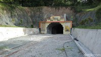 Pernahkah Anda membayangkan masuk ke dalam perut bumi? Kalau mampir ke Sawahlunto di Sumatera Barat, traveler bisa wisata ke salah satu tambang dalam (Randy/detikTravel)