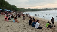 Aktivitas wisata di kawasan Pantai Kuta masih berjalan seperti biasa, tetap ramai. Turis merasa aman di sana, walau baru-baru ini Gunung Agung erupsi (Ardian Fanani/detikTravel)