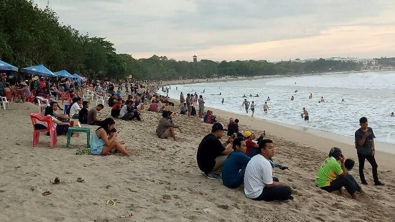 Foto Pantai Kuta yang Tetap Ramai Turis