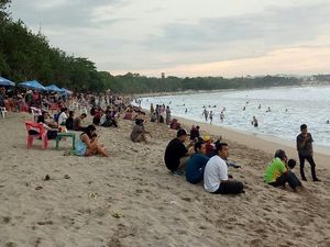 Foto: Pantai Kuta yang Tetap Ramai Turis