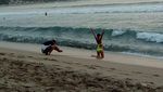 Foto: Pantai Kuta yang Tetap Ramai Turis