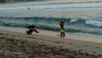 Mereka sedang asyik main air dan sesekali menikmati minuman di pinggir pantai, sembari melihat sunset. Banyak juga yang memanfaatkan momen untuk foto-foto (Ardian Fanani/detikTravel)