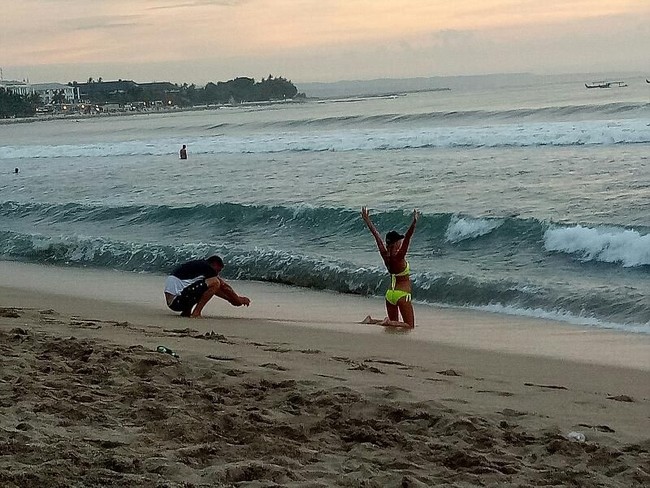 Bali vs Turis Gembel