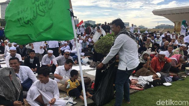 Remaja ini sukarela mengumpulkan sampah-sampah di Monas sejak pagi hari.