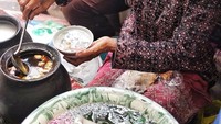 Sedang jalan-jalan ke Pasar Beringharjo? Anda tak boleh lewatkan untuk mencicip Dawet Mbah Hari ini. Semangkuk kecil dawet dibandrol dengan harga Rp 4 ribu. Murah dan enak! Lokasinya ada di Pintu Pasar Beringharjo Sayap Utara, buka pukul 09.30.Foto: Istimewa