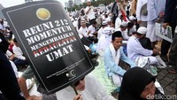 Massa duduk lesehan untuk mendengarkan orasi.
