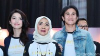 Kedua aktor itu mendapat arahan langsung dari saksi hidup Chrisye yang menemani sang musisi sejak pacaran sampai menuju ujung hayat, Damayanti (tengah) Foto: Ismail