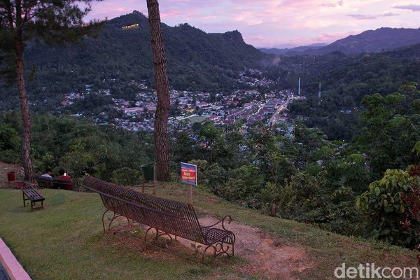 Sawahlunto punya ikon tulisan besar di bukit layaknya Hollywood. Tulisan itu bisa dilihat jelas lewat objek wisata Puncak Cemara (Randy/detikTravel) Sawahlunto punya ikon tulisan besar di bukit layaknya Hollywood. Tulisan itu bisa dilihat jelas lewat objek wisata Puncak Cemara (Randy/detikTravel)