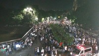 Sementara itu, di luar masjid, massa juga sudah terpantau banyak. Beberapa di antara mereka memakai atribut. (Kanavino AR/detikcom)