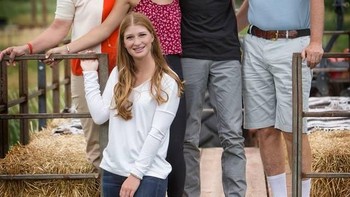 Rory berbaju hitam di samping Bill Gates, berfoto bersama keluarganya. Tampak di sini selain Bill Gates ada adiknya Phoebe, sang kakak Jennifer serta sang ibu, Melinda. Foto: Instagram