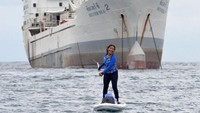 Susi padling di depan kapal asing yang berhasil ditangkap Satgas 115. Foto: Dok. Pribadi