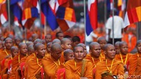 Para biksu berdoa untuk stabilitas dan perdamaian di kompleks candi Siem Reap, Kamboja. Krisis politik Kamboja dan kepemimpinan PM Hun Sen memicu aksi damai ini.