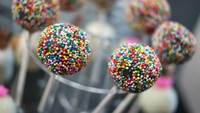 Revolusi kue dimulai oleh Bakerella, blogger yang membuat kue sekali gigit dengan gagang permen yang diberi nama Cake Pops. Kue ini menjadi tren di tahun 2008 saat ia tampil di acara Martha Stewart. Foto: Istimewa