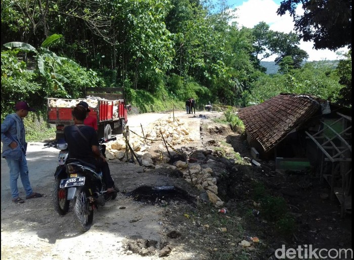 Jalan Cikembar Sukabumi Longsor, 3 Rumah Rusak