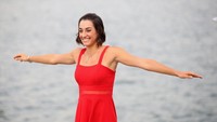 Caroline Garcia, petenis dari Prancis memilih gaun merah untuk gala dinner WTA Finals. (Clive Brunskill/Getty Images for WTA)