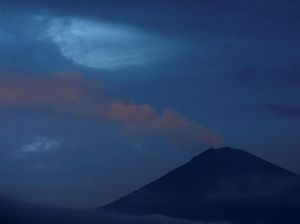 Gunung Agung Kembali Erupsi, Warga Diminta Jauhi Radius 4 Km
