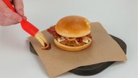 McDonalds Amerika sempat membuat Frork yang mengundang penasaran. Garpu ini dibuat dari kentang goreng untuk mengambil isian burger yang jatuh. Unik dan aneh ya? Foto: Istimewa