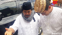 Jaja Miharja mempersilakan Sandiaga untuk memasuki area peringatan Maulid Nabi (Foto: Marlinda Oktavia Erwanti/detikcom)