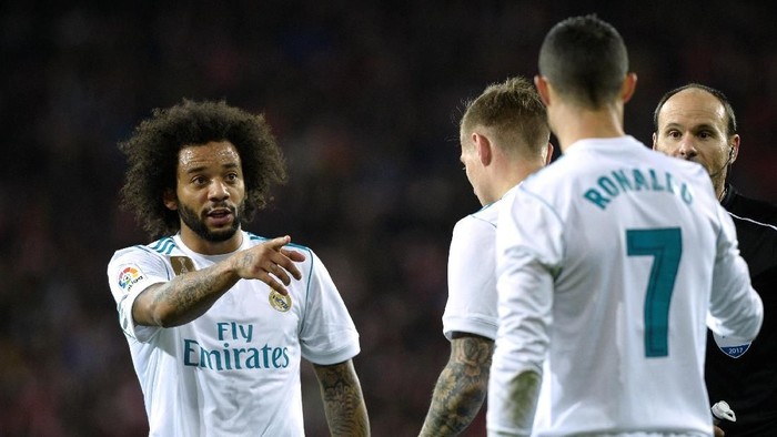 Soccer Football - La Liga Santander - Athletic Bilbao vs Real Madrid - San Mames, Bilbao, Spain - December 2, 2017   Real Madrid’s Marcelo gestures to Cristiano Ronaldo    REUTERS/Vincent West
