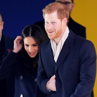 Elemen senada tak berhenti di situ. Harry mengenakan syal krem yang warnanya sama dengan rok maksi Meghan Markle dari label Joseph.  Foto: Reuters