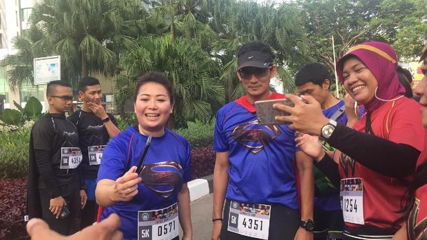 Sandi bahkan pernah mengusulkan gerakan lari ke kantor.