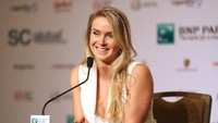 Petenis Ukraina yang menduduki peringkat keenam dunia, Elina Svitolina, tampil dengan terusan tanpa lengan berwarna putih. (Matthew Stockman/Getty Images)