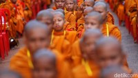 Para biksu berdoa untuk stabilitas dan perdamaian di kompleks candi Siem Reap, Kamboja. Krisis politik Kamboja dan kepemimpinan PM Hun Sen memicu aksi damai ini.