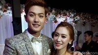 Meski berkebangsaan Korea Selatan, Lee Jeong Hoon mencari nafkah lebih banyak di Indonesia. Namanya naik daun setelah gabung dengan boyband HITZ. Foto: Lee Jeong Hoon dan Moa / Desi Puspasari