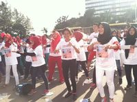 Peserta dance4life menirukan gerakan dari instruktur.