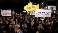 Demo pada Sabtu (2/12) waktu setempat terutama terkait rencana Parlemen meratifikasi RUU yang akan melarang Polisi mempublikasikan hasil investigasi Netanyahu.  (Foto: Dok. REUTERS/Amir Cohen)