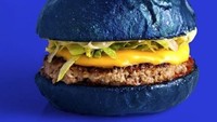 Pencinta burger mungkin mau cicip burger unik ini. Warnanya biru dan diciptakan khusus untuk mengantar penutupan butik ternama di Paris. Foto: Istimewa