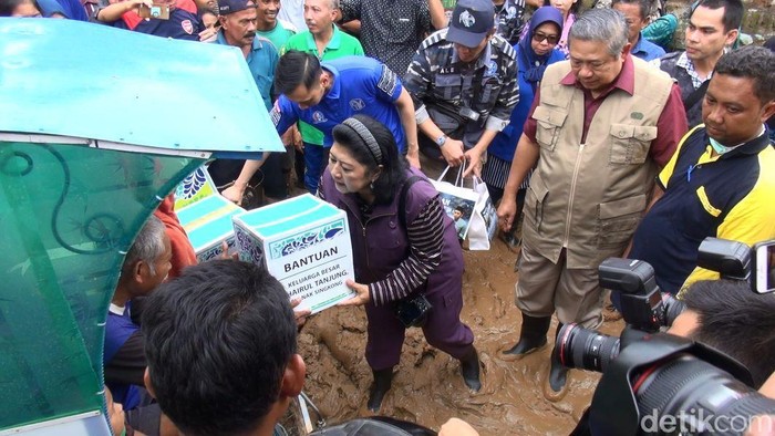 CT dan SBY Bantu Korban Bencana di Pacitan