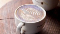 Kalau ini untuk pencinta kopi. Ada cappuccino bertabur gliter yang mewah dan meriah. Minuman ini bisa ditemui di kafe Di Bella, Mumbai, India. Foto: Istimewa